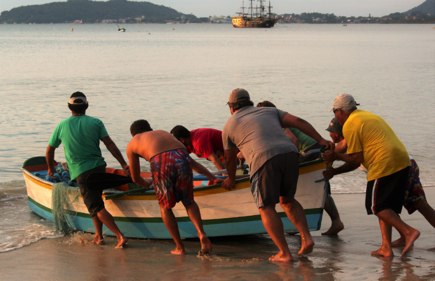 Pescadores do litoral do Paraná são vítimas de golpes em processos